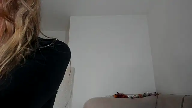 MiaMews online show from October 26, 2025, 1:22 pm