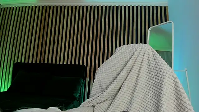 MiaMews online show from March 18, 2025, 3:44 pm