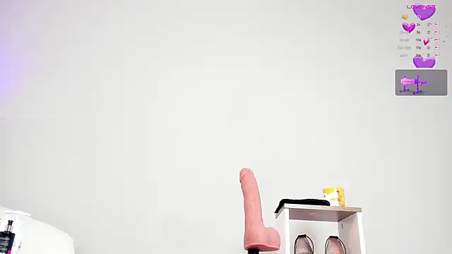 lannarusso  online show from October 7, 2025, 11:44 am