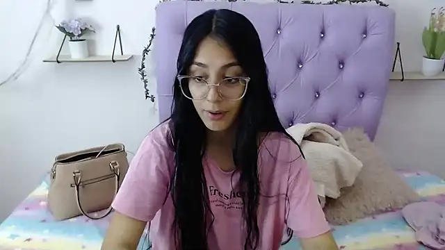 Snapshot of Freyja_01 chatting on November 5, 2025, 2:47 am Freyja 01 online show from November 5, 2025, 2:47 am