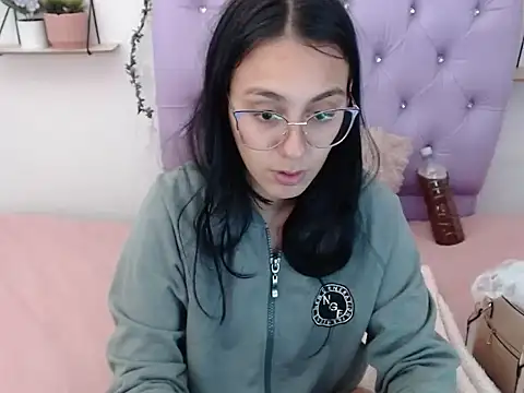 Snapshot of Freyja_01 chatting on October 18, 2025, 12:01 am Freyja 01 online show from October 18, 2025, 12:01 am