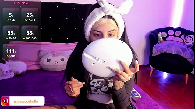 Snapshot of Alice_woodville chatting on January 2, 2025, 10:11 pm Alice woodville online show from January 2, 2025, 10:11 pm