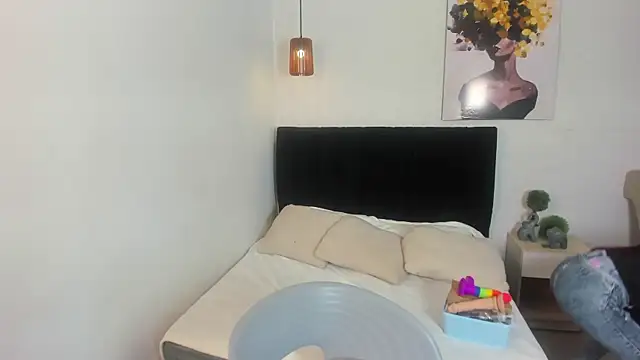 Scarlett  bell online show from October 22, 2025, 1:21 pm