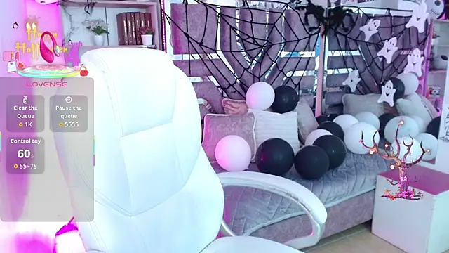 Snapshot of AliceWalker_11 chatting on October 27, 2025, 8:21 pm AliceWalker 11 online show from October 27, 2025, 8:21 pm