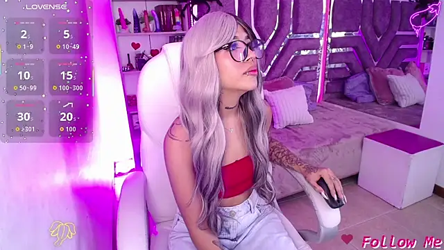 Snapshot of AliceWalker_11 chatting on October 13, 2025, 8:10 pm AliceWalker 11 online show from October 13, 2025, 8:10 pm