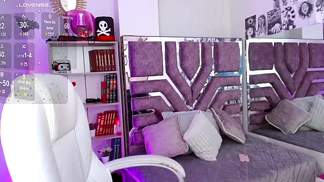 Snapshot of AliceWalker_11 chatting on November 12, 2025, 9:07 pm AliceWalker 11 online show from November 12, 2025, 9:07 pm