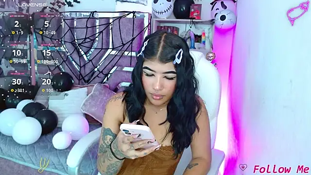 Snapshot of AliceWalker_11 chatting on October 23, 2025, 8:29 pm AliceWalker 11 online show from October 23, 2025, 8:29 pm