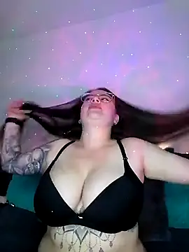 soofy   online show from November 17, 2025, 5:22 am