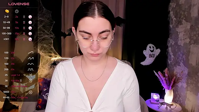 hannacheekss  online show from November 3, 2025, 1:55 am