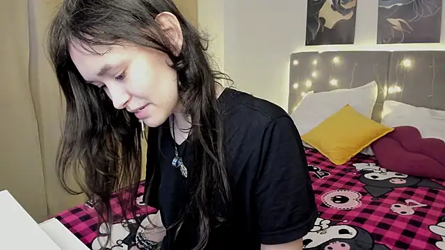 Emily Strikeee online show from May 7, 2026, 1:43 am
