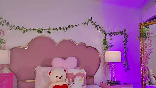 NahiaraReina online show from August 5, 2026, 1:49 pm