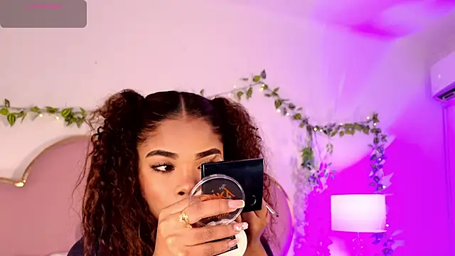 NahiaraReina online show from July 29, 2026, 12:48 pm