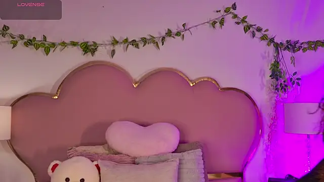 NahiaraReina online show from June 25, 2026, 1:38 pm