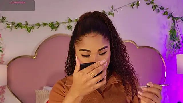 NahiaraReina online show from July 31, 2026, 1:32 pm