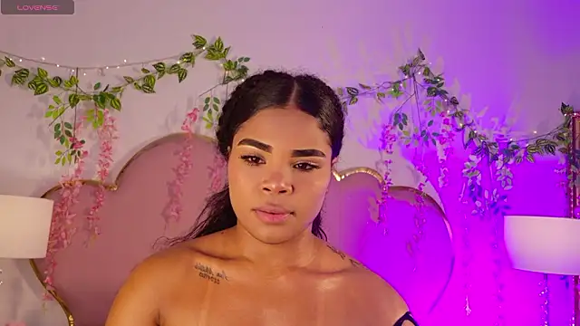 NahiaraReina online show from March 5, 2026, 1:51 pm