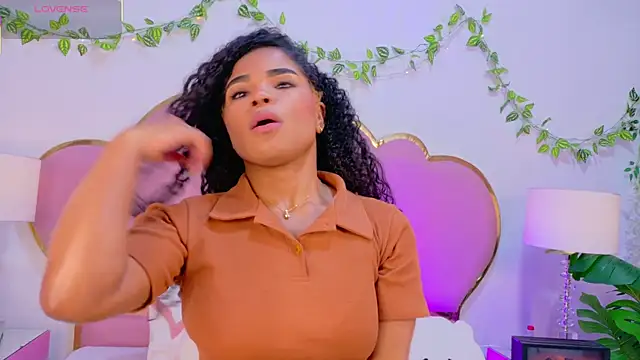 NahiaraReina online show from December 16, 2025, 2:43 pm