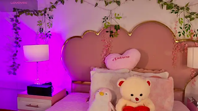 NahiaraReina online show from April 24, 2026, 1:57 pm