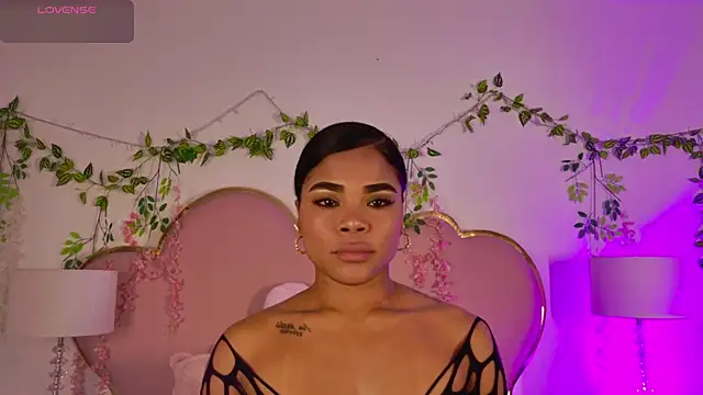 NahiaraReina online show from May 2, 2026, 2:00 pm
