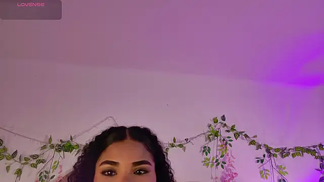 NahiaraReina online show from May 9, 2026, 1:36 pm