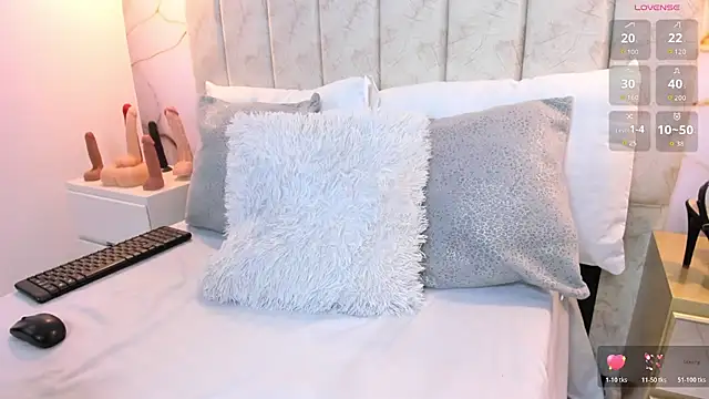 Snapshot of LauraSmith-01 chatting on December 1, 2025, 11:05 pm LauraSmith-01 online show from December 1, 2025, 11:05 pm