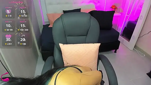 EMALINDA  HILSS online show from March 12, 2025, 11:54 am