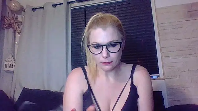 Snapshot of DevilsAngel13 chatting on November 28, 2025, 6:02 am DevilsAngel13 online show from November 28, 2025, 6:02 am