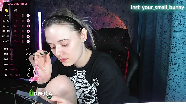 Snapshot of Your_small_bunny chatting on November 4, 2025, 3:21 am Your small bunny online show from November 4, 2025, 3:21 am