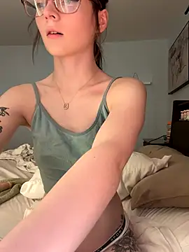 Snapshot of dreamteemergirl chatting on October 25, 2025, 10:32 pm dreamteemergirl online show from October 25, 2025, 10:32 pm