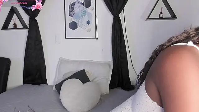 Snapshot of Khenta_Michells chatting on March 12, 2026, 10:41 am Khenta Michells online show from March 12, 2026, 10:41 am