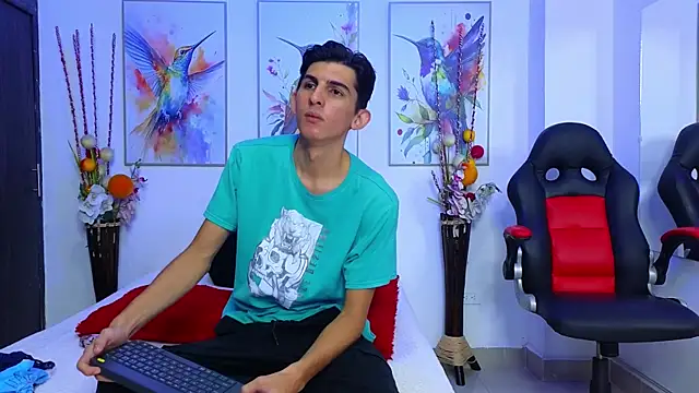 Snapshot of Ana_n_Leo chatting on December 12, 2024, 12:01 pm Ana n Leo online show from December 12, 2024, 12:01 pm