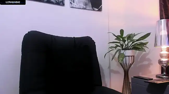 Snapshot of CruzVega chatting on February 18, 2025, 10:03 pm CruzVega online show from February 18, 2025, 10:03 pm