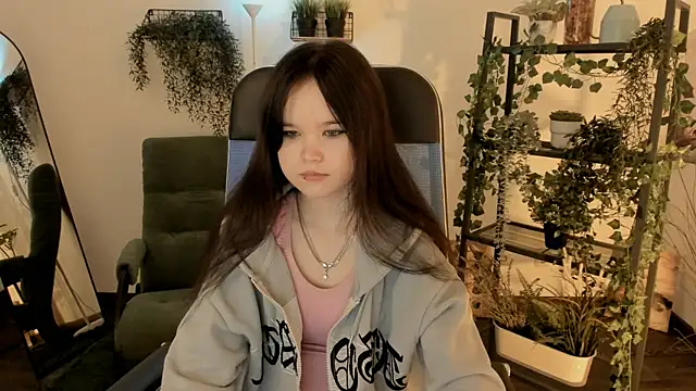 Elainebeness online show from June 12, 2026, 11:24 pm