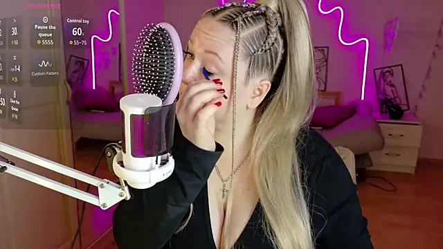 Snapshot of LizzyShine chatting on November 21, 2025, 5:01 pm LizzyShine online show from November 21, 2025, 5:01 pm