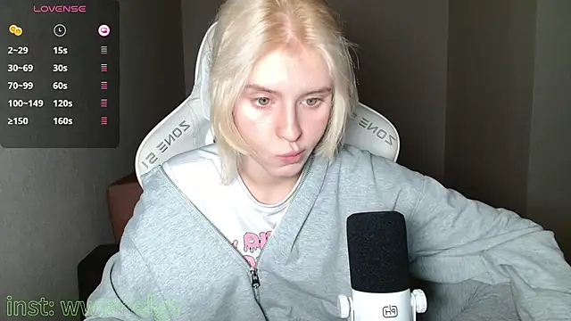 LizaKisses online show from October 15, 2025, 1:19 pm