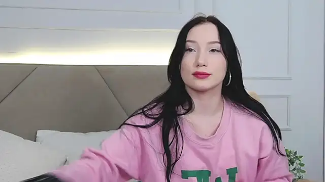 LeilaLow online show from March 18, 2025, 12:06 pm