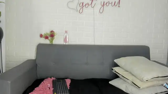 karina gomez 18 online show from December 1, 2025, 11:55 am