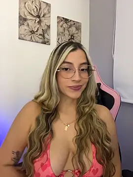 Snapshot of Issabela_G1 chatting on May 10, 2026, 12:36 am Issabela G1 online show from May 10, 2026, 12:36 am