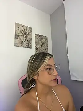 Snapshot of Issabela_G1 chatting on April 30, 2026, 12:06 am Issabela G1 online show from April 30, 2026, 12:06 am