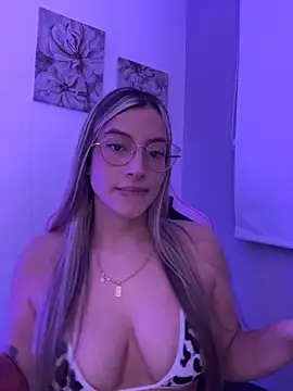Snapshot of Issabela_G1 chatting on May 18, 2026, 3:06 am Issabela G1 online show from May 18, 2026, 3:06 am