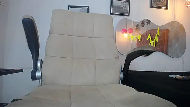 LAURA SMIITH online show from September 26, 2025, 12:01 pm