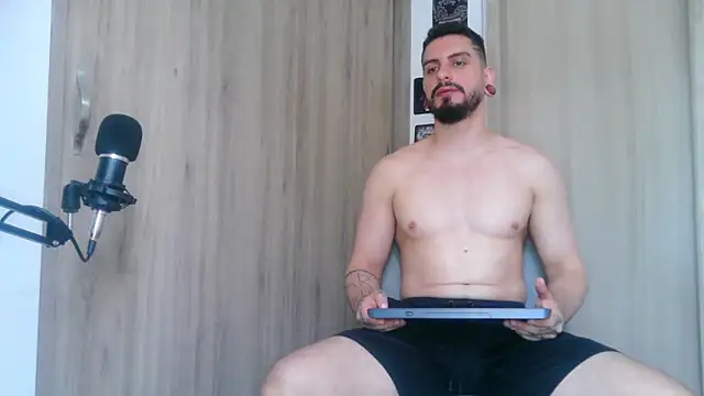 Snapshot of Aaron_kwok28 chatting on October 30, 2025, 9:22 pm Aaron kwok28 online show from October 30, 2025, 9:22 pm