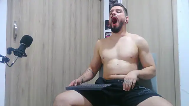 Snapshot of Aaron_kwok28 chatting on November 12, 2025, 3:32 am Aaron kwok28 online show from November 12, 2025, 3:32 am