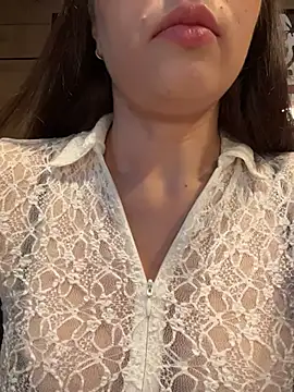 Snapshot of Holly_Play chatting on August 4, 2026, 9:58 am Holly Play online show from August 4, 2026, 9:58 am