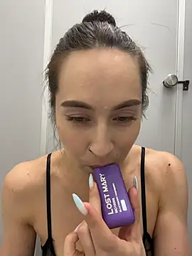 Snapshot of Holly_Play chatting on July 6, 2026, 3:03 pm Holly Play online show from July 6, 2026, 3:03 pm