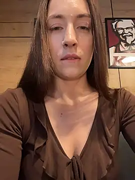 Snapshot of Holly_Play chatting on July 7, 2026, 9:57 am Holly Play online show from July 7, 2026, 9:57 am
