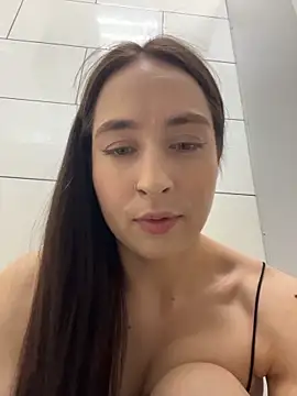 Snapshot of Holly_Play chatting on June 18, 2026, 9:14 am Holly Play online show from June 18, 2026, 9:14 am