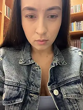 Snapshot of Holly_Play chatting on July 22, 2026, 9:55 am Holly Play online show from July 22, 2026, 9:55 am