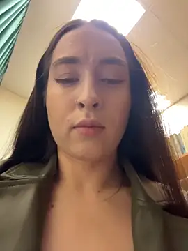 Holly Play online show from May 3, 2026, 9:03 am