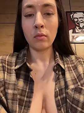 Snapshot of Holly_Play chatting on June 8, 2026, 10:05 am Holly Play online show from June 8, 2026, 10:05 am