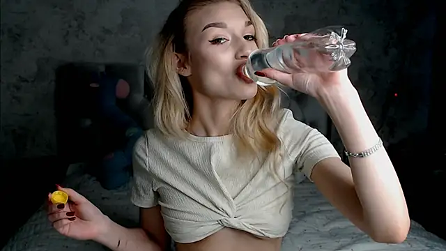 Ella Milla online show from April 28, 2026, 2:43 pm